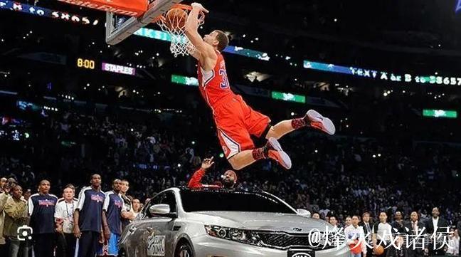 奎塔持球突入内线双手暴扣，扣篮前吐舌热血庆祝